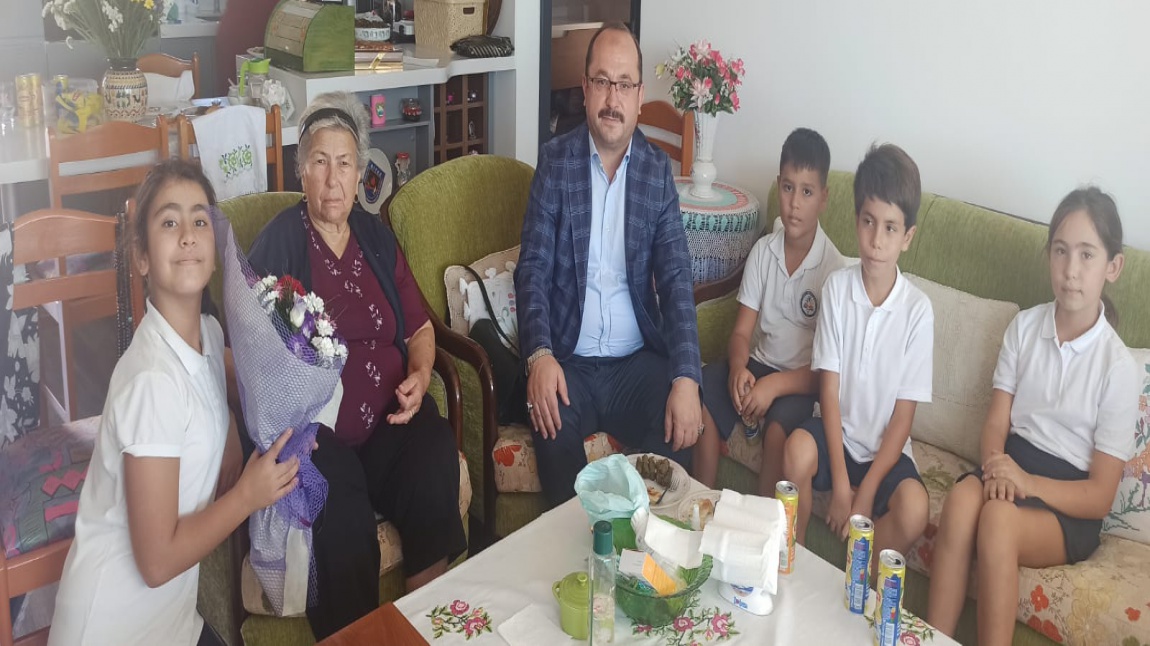 Okulumuz Hayırseveri Gülümser Danacı Teyzeyi Evinde Ziyaret Ettik.