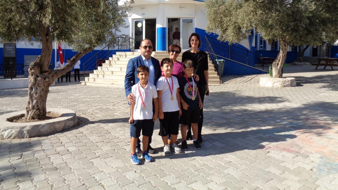 29 Ekim Cumhuriyet Bayramı Tenis Turnuvalarına Katılım Sağlayan Öğrencilerimize Madalyaları Takdim Edildi.